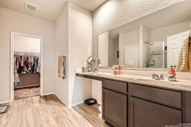 Building Photo - Spacious 4 Bedroom with Primary Suite Downstairs!