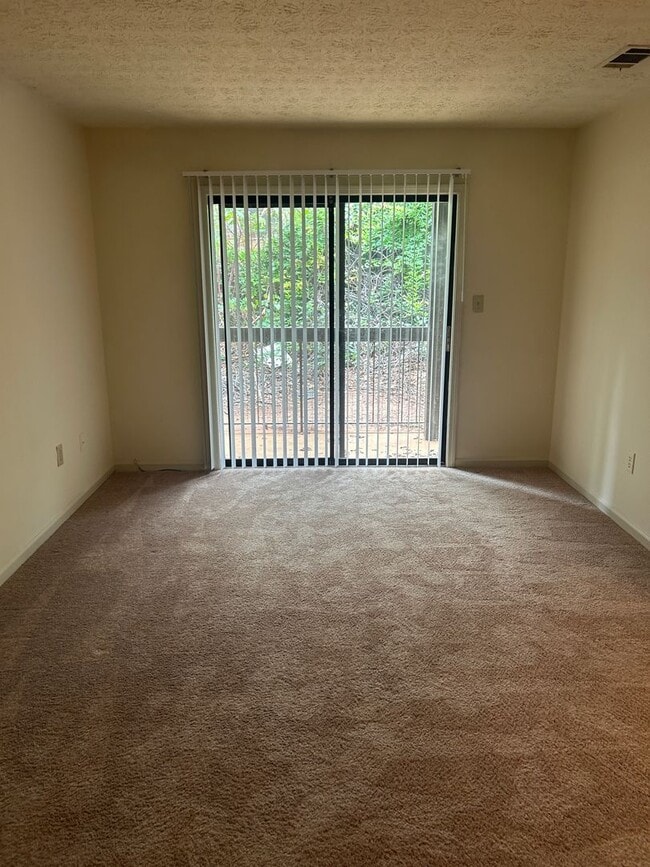 Building Photo - Campus View Apt-Walking Distance to UGA!
