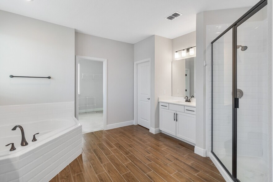master bath. 3 sinks, 1 tub and 1 shower. - 16753 Gullfloss Ter