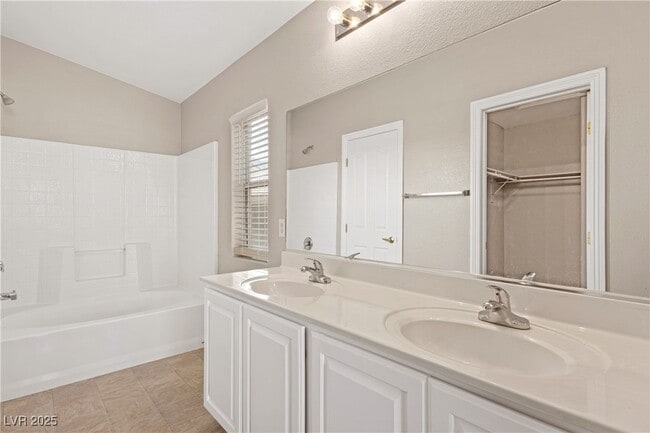 Building Photo - 2088 Overton Beach St