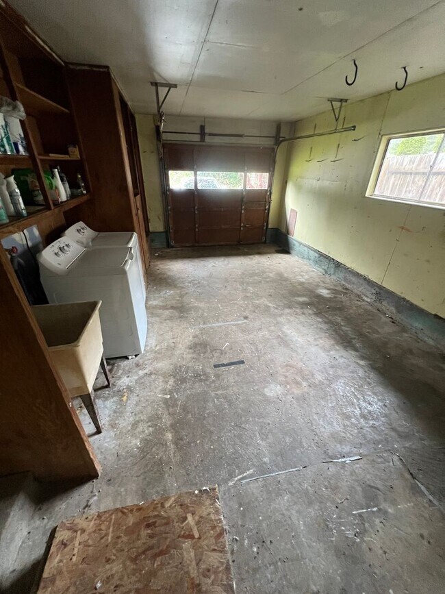 Building Photo - Updated 3 Bedroom & 1 Bath located on dead end street!