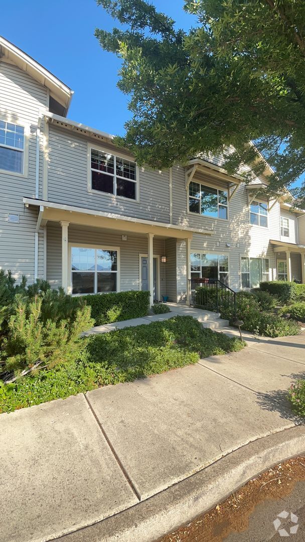 Building Photo - Two Bedroom Condo in the Exclusive Mountai...