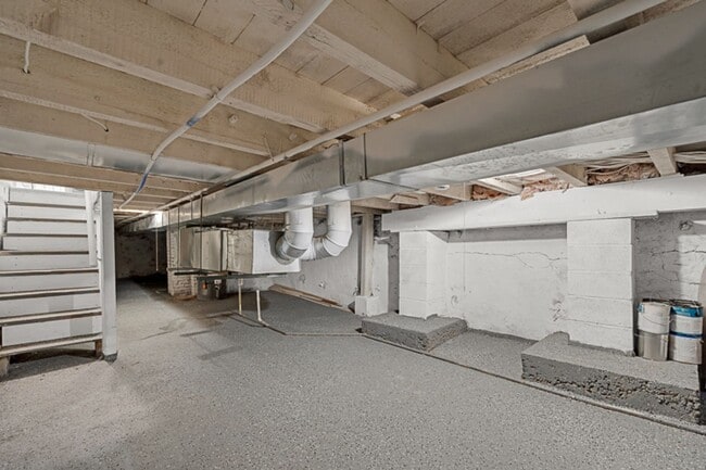 Building Photo - Freshly Renovated 4-Bedroom Home with Cent...