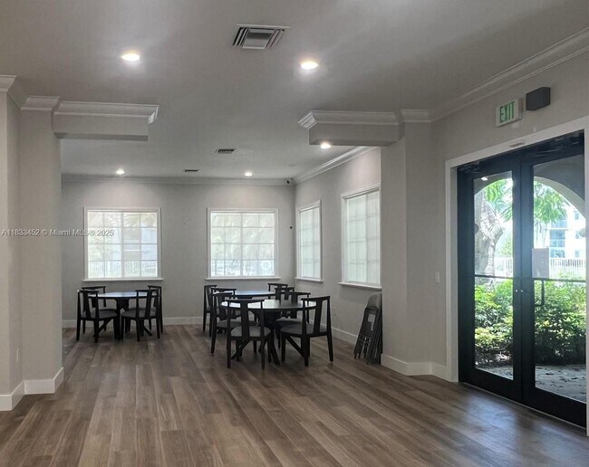 Building Photo - 2640 S University Dr