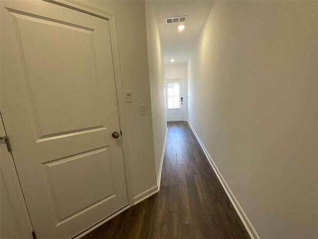 Building Photo - 5716 Schelton Pl