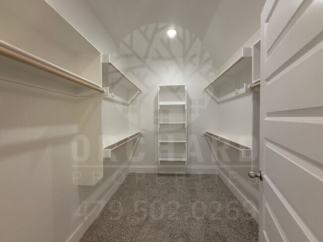 Building Photo - Single-Family Home- 2 Bed/ 2 Bath w/ Hobby...