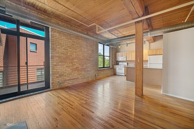 Building Photo - 2911 N Western Ave