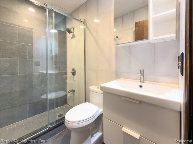 Building Photo - 174 Lange Ave