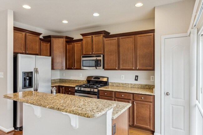 Building Photo - Stunning luxury townhome in the Fieldstone...