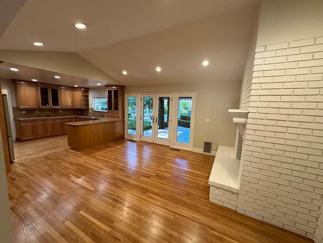 Building Photo - 5 Bed 4 Bath Gated Home In Alamo