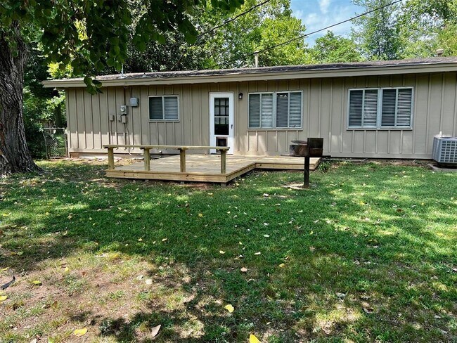 Building Photo - 818 W Timberdell Rd