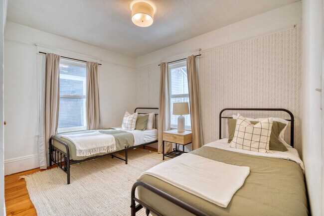 Building Photo - 1032-1036 Southeast 12th Avenue-SI ID1309849P