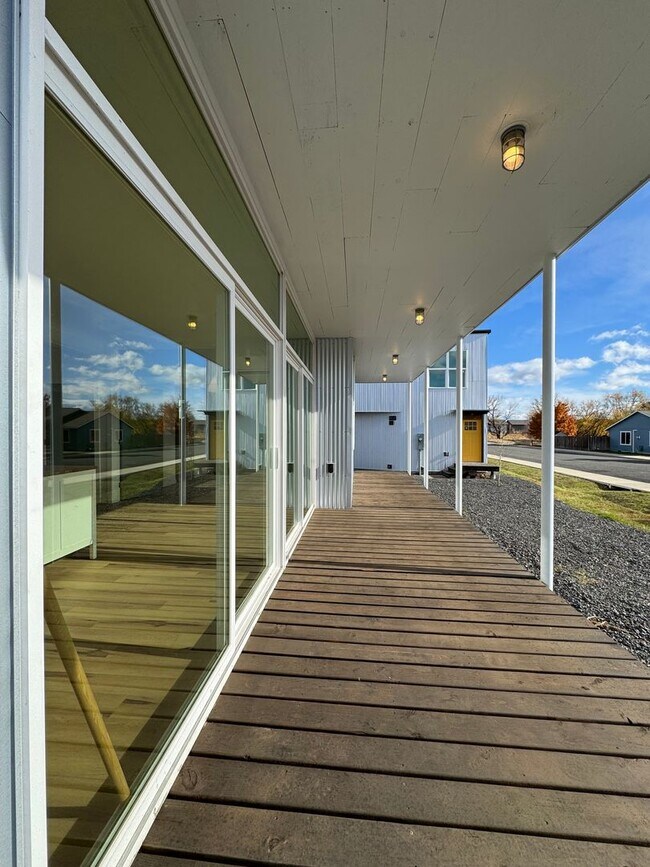 Building Photo - 4BR/3BA with Soaring Ceilings & Large Windows