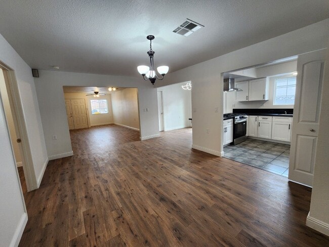 Building Photo - Renovated Beauty with a full-service Casita