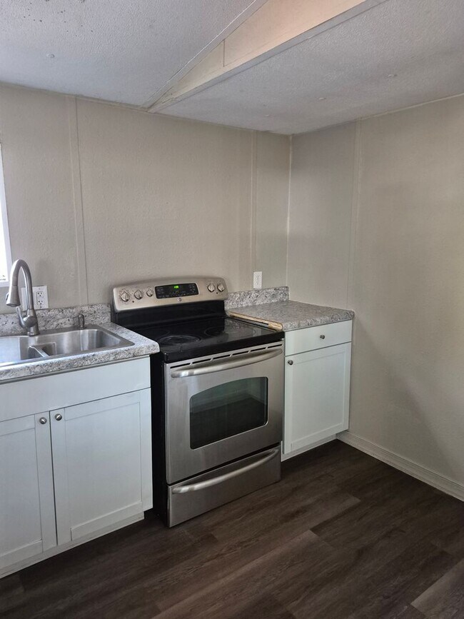 Building Photo - Nice Little Get Away!! Beautiful country setting