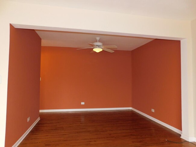 Building Photo - 2 bedroom in Schaumburg IL 60194