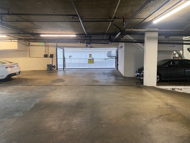 secure garage with 2 parking spaces - 575 Esplanade