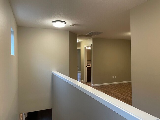 Building Photo - Spacious 3 Bedroom Home with Fenced Yard, Patio, and 2-Car Garage Near Mill Plain.