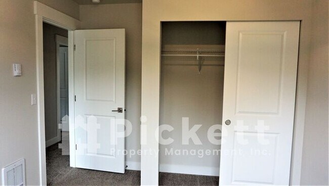 Building Photo - 3 Bedroom East Bremerton Home Near Lions Park