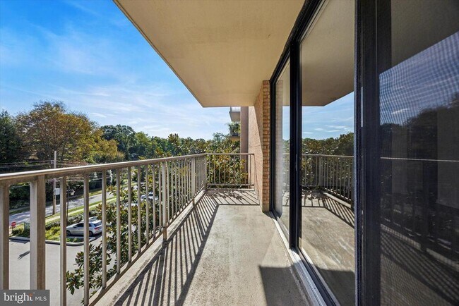 Building Photo - 801 Yale Ave