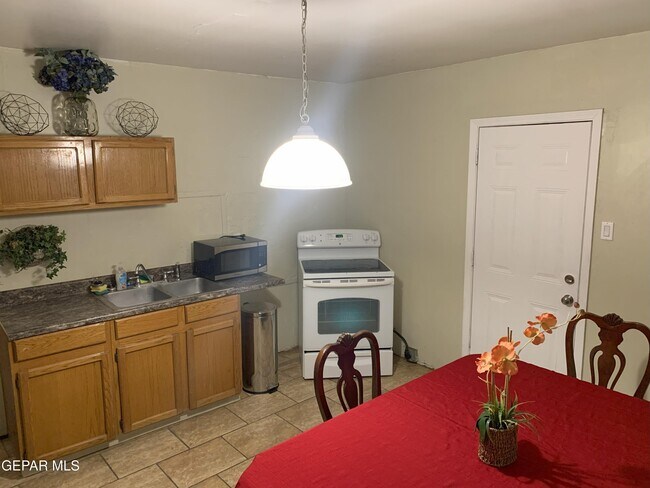 Building Photo - 5909 Trowbridge Dr