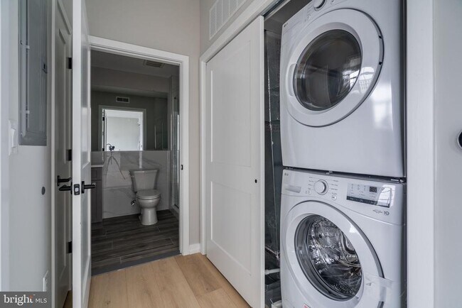 Building Photo - 2401 Washington Ave