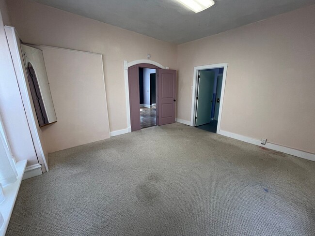 Building Photo - Charming 2-Bedroom Home Downtown Available...