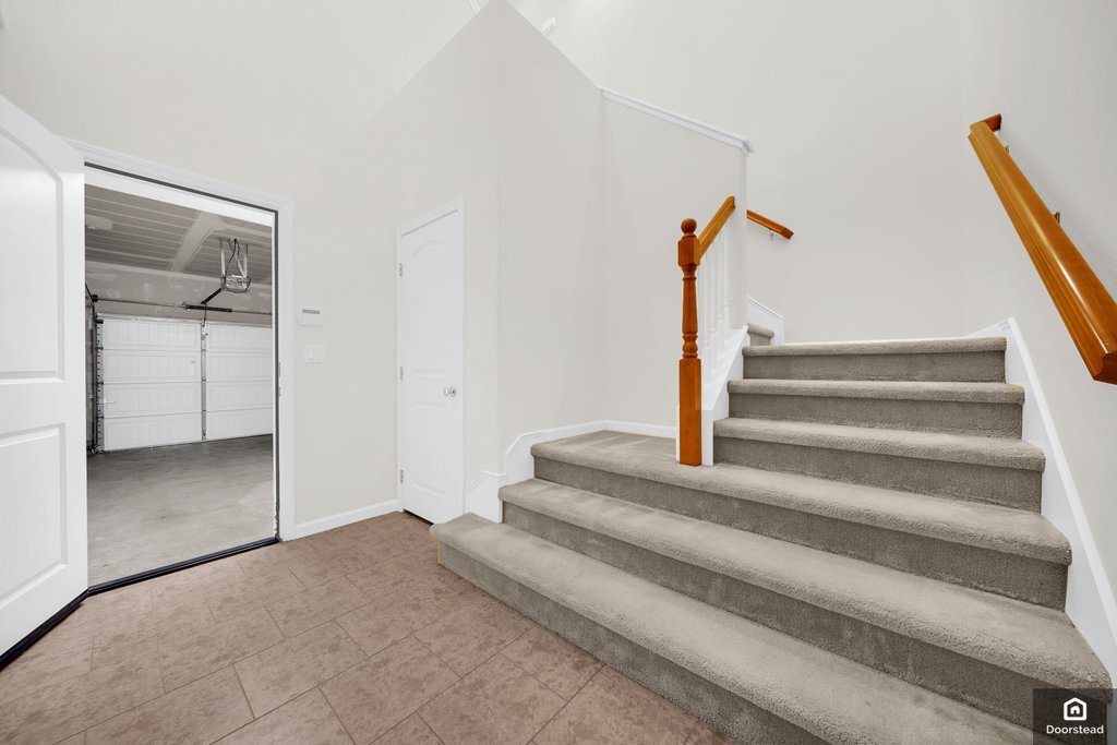 Building Photo - 584 De Guigne Dr
