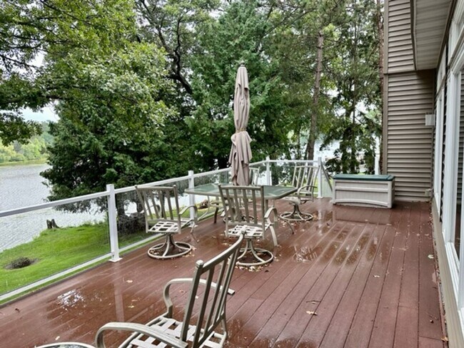 Building Photo - 6 bedroom, 4.5 bath Whitefish chain, 12 mo...