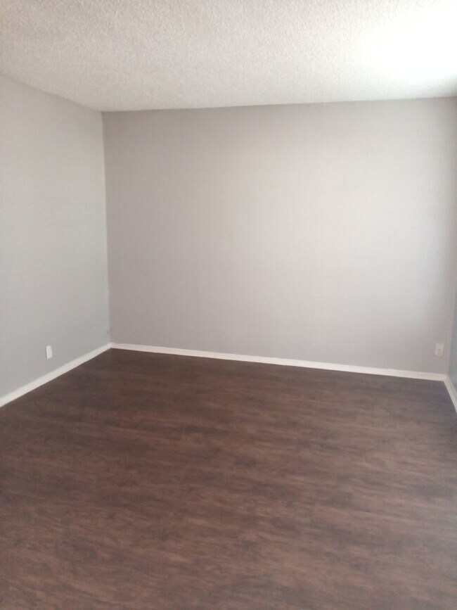 Building Photo - Brookview Duplex 6800