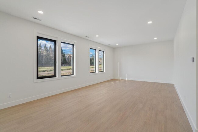 Building Photo - 7826 S Northshore Dr