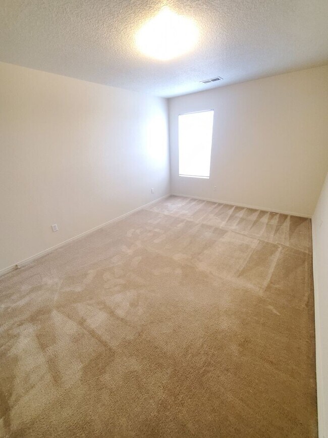 Building Photo - Stunning 2 story 2575 sq ft home- New Carpet