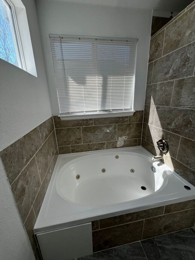 Building Photo - 3 Bedroom 2 1/2 Bathroom Home in Highlands Ranch