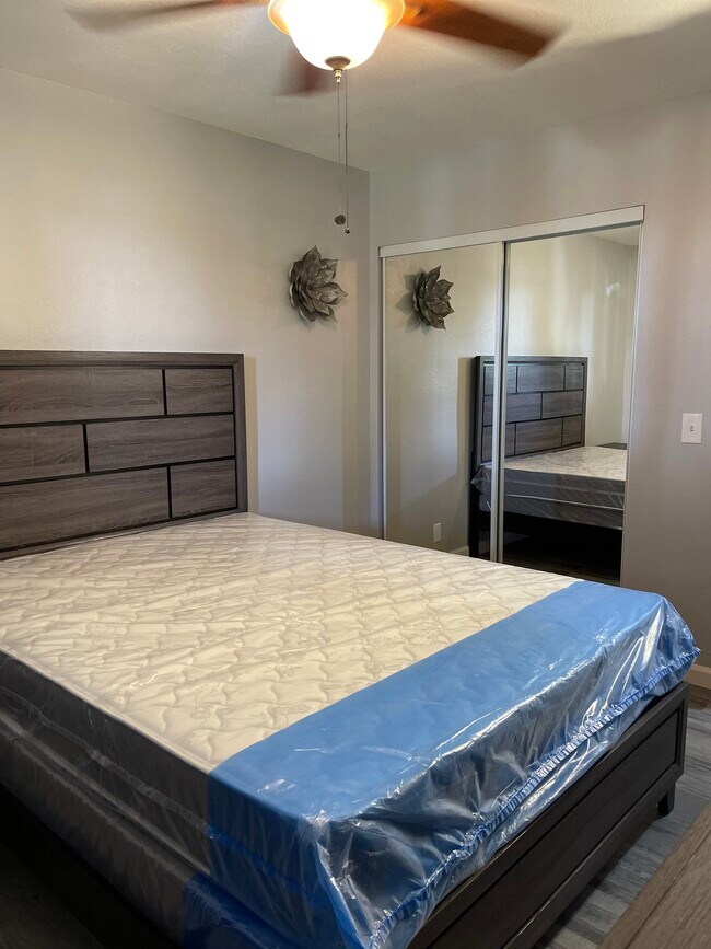 Building Photo - 420 N Villa Ct