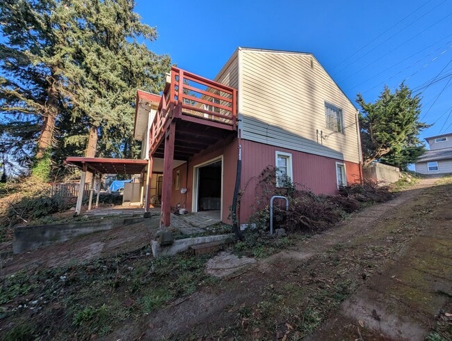 Building Photo - Available Now in Navy Yard City! New Floors & Paint! Tons of Space & Storage.