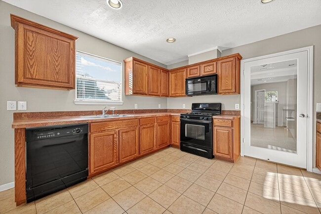 Building Photo - 24615 Amberleaf Ct