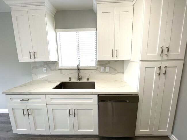 Building Photo - 3445 Mentone Ave