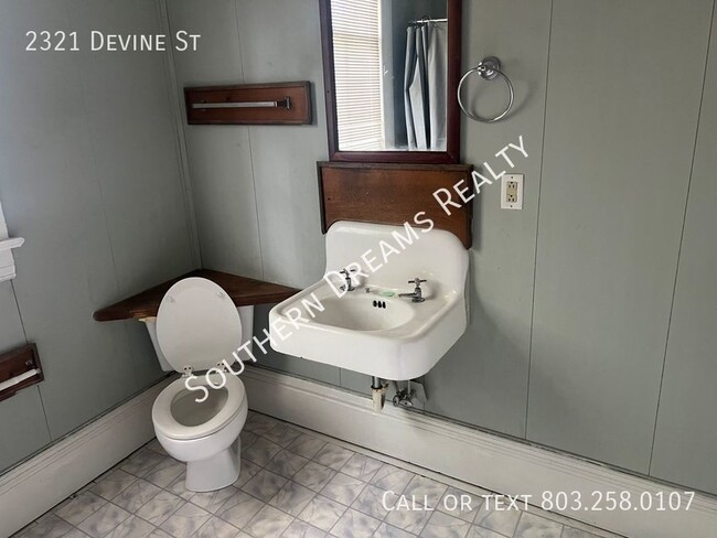 Building Photo - Charming 2-Bedroom Home in Prime Devine St...