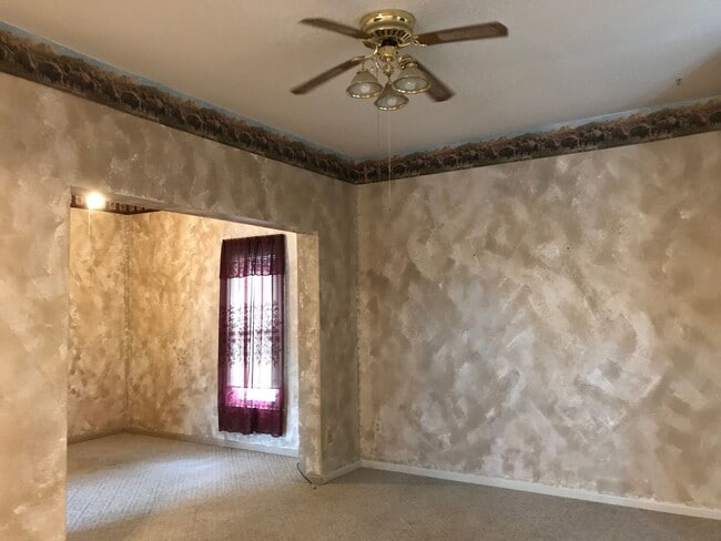 Building Photo - 4 Bedrooms/2 Bath Home with attached Garage