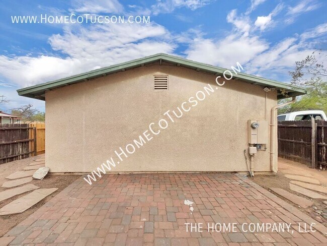 Building Photo - 2525 N Fair Oaks Ave