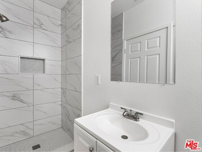 Building Photo - 1220 W 25th St