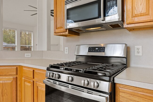 Building Photo - 910 Box Elder Dr