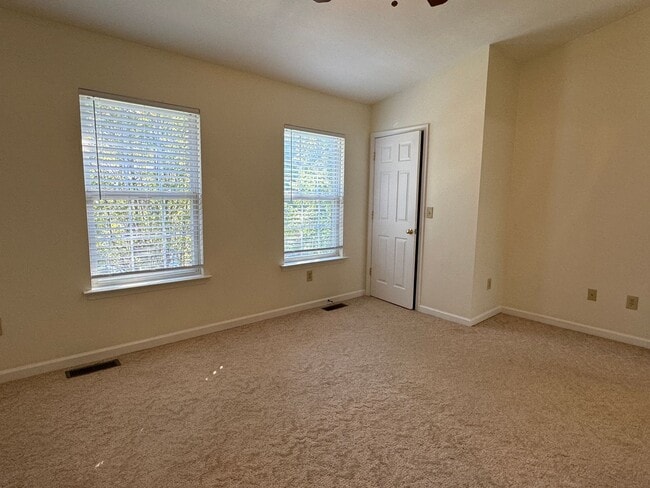 Building Photo - Immaculate Stonewall Heights Townhome!