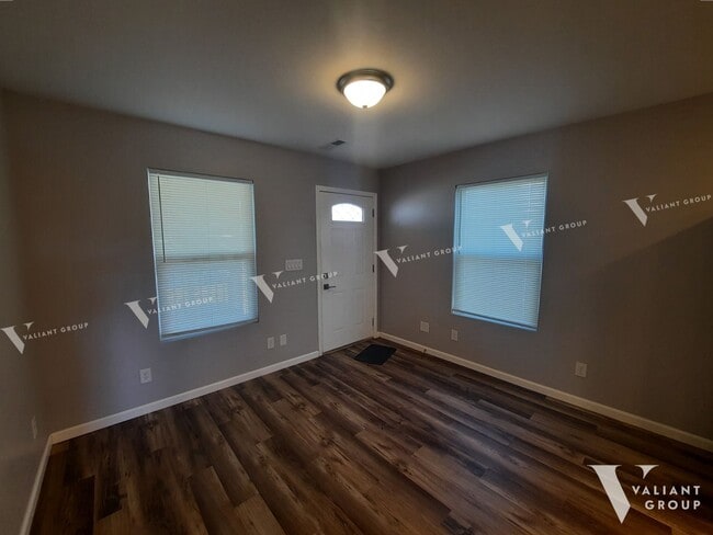 Building Photo - 2 Bedroom House for Rent | Easy Access to Kansas & Chestnut Expwy