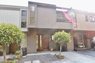 Building Photo - 108 Lincoln Dr
