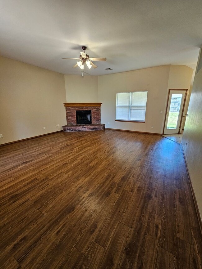 Building Photo - (3) Bed/(2) Bath SE OKC Avail NOW! Moore P...
