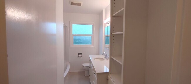 Building Photo - Darling Updated 3 Bedroom Ranch Located a Block from Glenwood City Park and Just a few Blocks fro...