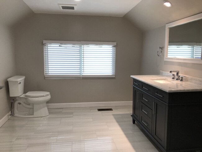Building Photo - Large remodeled 4bed/2bath close to schools and transportation!