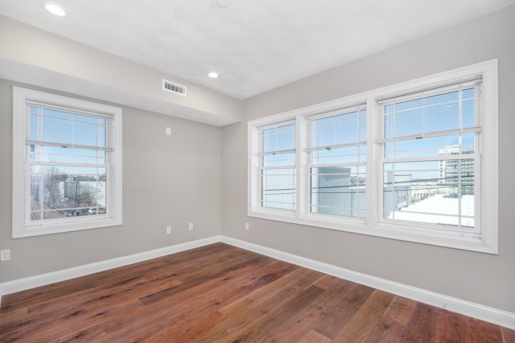 Building Photo - 125 Addison St