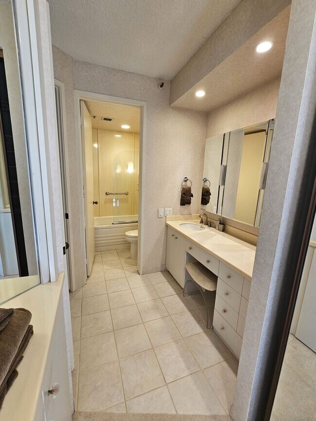 Building Photo - Spacious 3 bed, 2 bath with AMAZING views and breezes